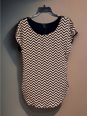 NWT Espresso Women’s Bronze & Cream Chevron Short Sleeve Tee-M